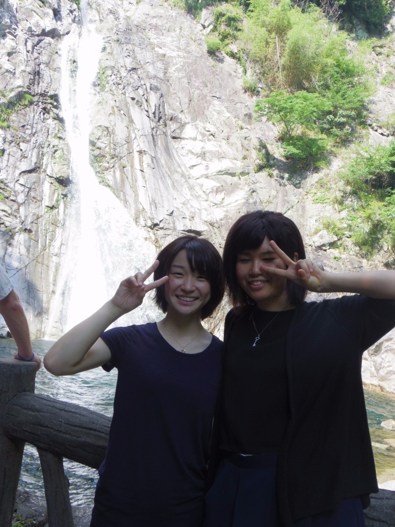 滝の前で
