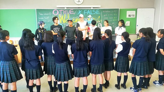 日本語学科の留学生が向上高校の英語研究部と英語を交えての交流会を行いました